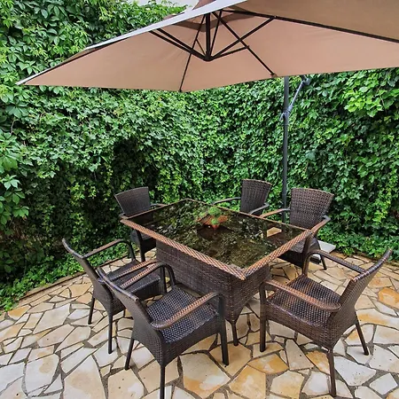 Penthouse Perla, Vasiliko צרבו